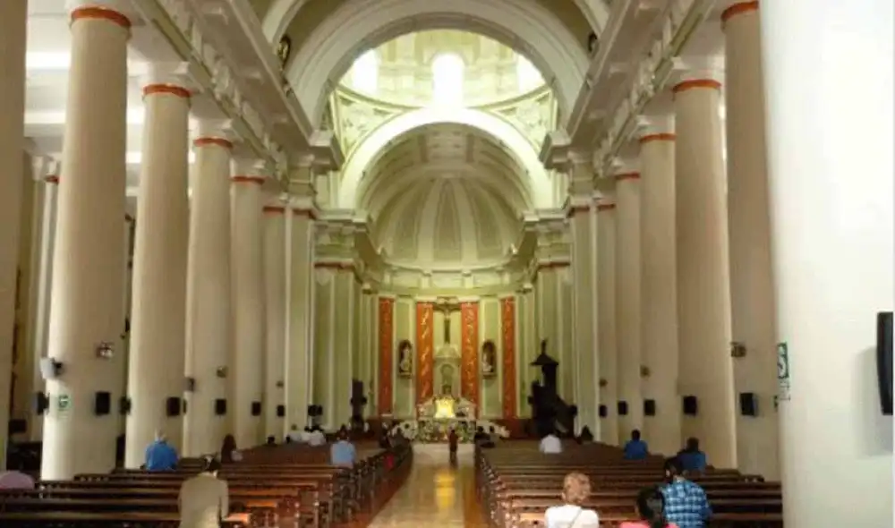 Los creyentes realizaron colas para ingresar por ambas puertas del frontis del recinto religioso.