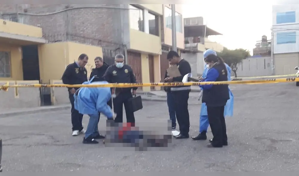 Peritos de la Policía llegaron hasta escena del crimen. Foto: Leonela Aquino / URPI Peritos de la Policía llegaron hasta escena del crimen. Foto: Leonela Aquino / URPI