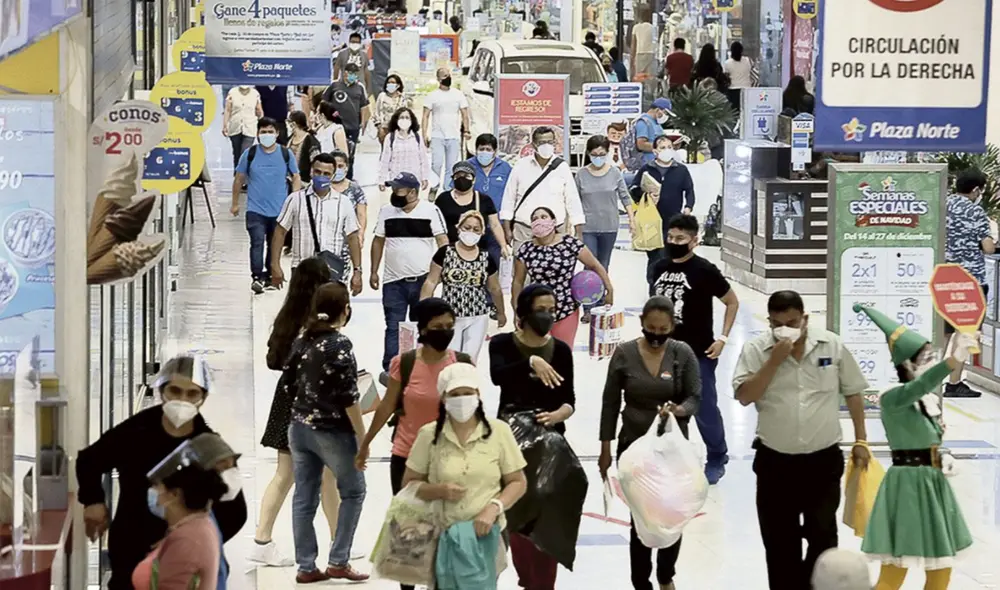 Ciudadanos asisten a los centros comerciales para realizar las compras de Navidad y Año Nuevo. Foto: La República