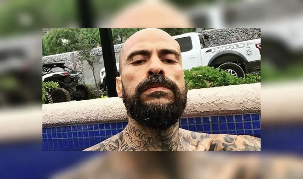 En el clip saca a relucir sus dotes de cantante, mientras se muestra irreverente como siempre.