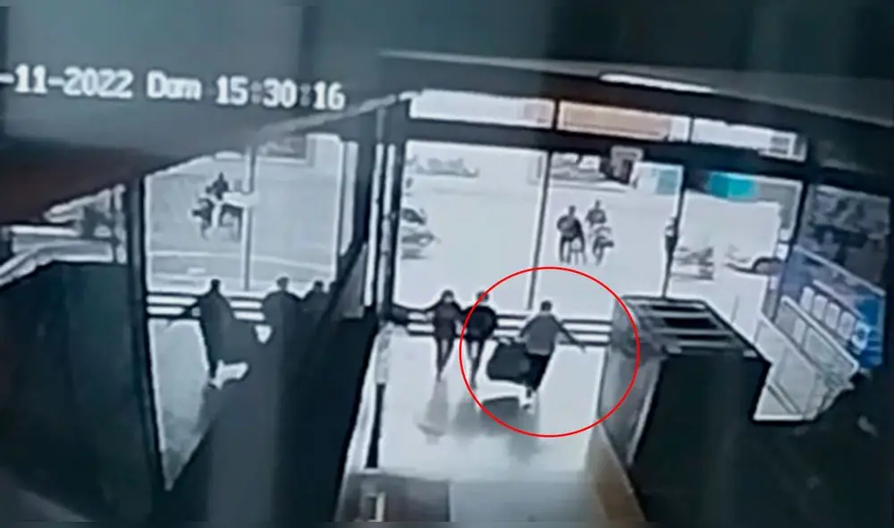 Cámaras de seguridad captaron a los delincuentes huir con el motín. Foto: captura / cámara de seguridad