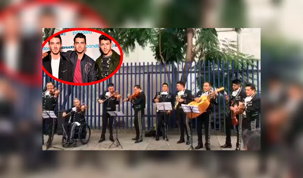 En Facebook, unos mariachis aprovecharon la visita de los hermanos Jonas a México, para tocar una de sus canciones. En Facebook, unos mariachis aprovecharon la visita de los hermanos Jonas a México, para tocar una de sus canciones.