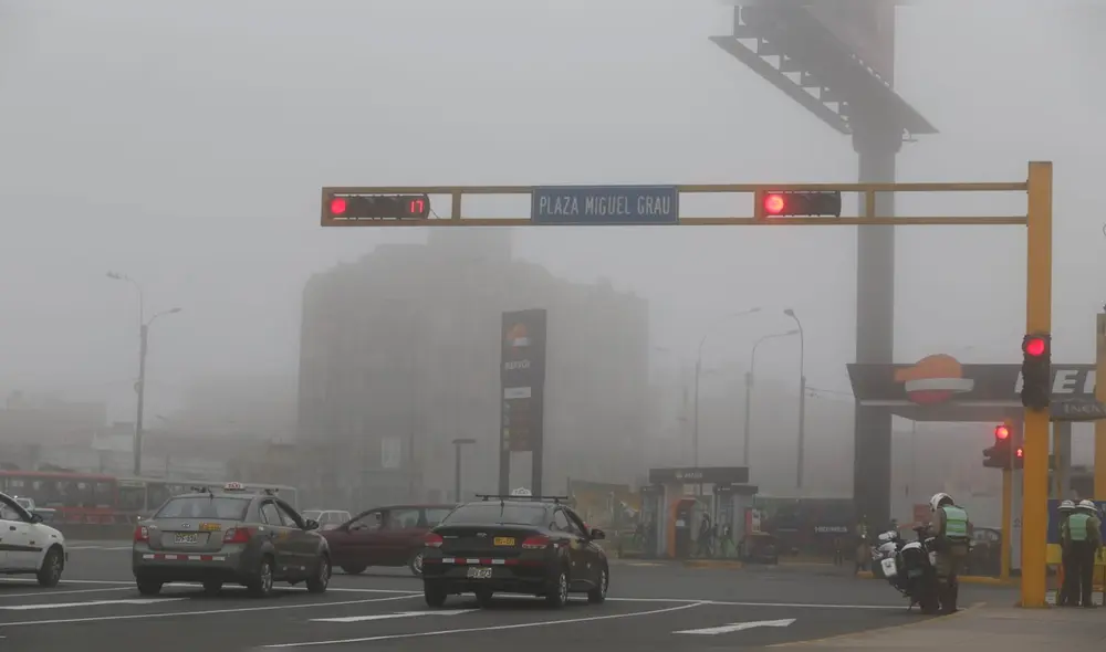 Neblina intensa se percibió en la capital. Foto: Carlos Felix / La República