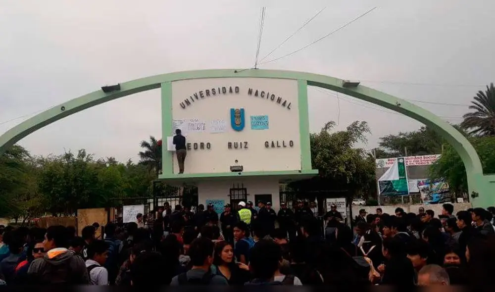 Lambayeque: estudiantes toman la UNPRG y exigen vacancia del rector Lambayeque: estudiantes toman la UNPRG y exigen vacancia del rector