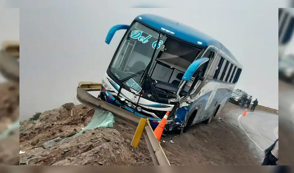 El bus quedó detenido a solo unos metros del barranco.