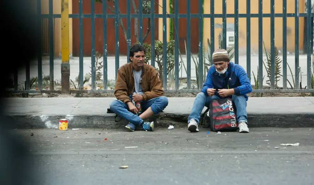 A horas de la mañana, personas continúan libando por las celebraciones de Año Nuevo. Foto: Marco Cotrina / La República