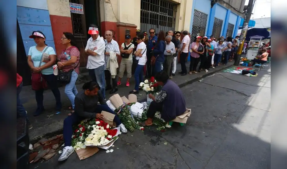Largas colas para ingresar al velatorio de Alan García. [FOTOS]