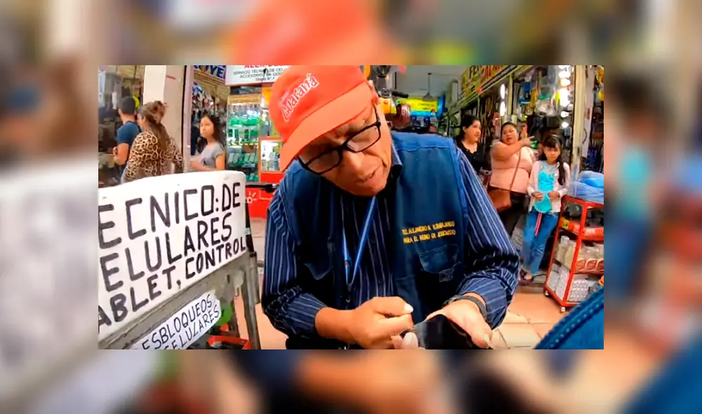 Video es viral en YouTube. El joven llevó su celular a varios técnicos y descubrió que varios inventaban problemas para incrementar los costos de reparación. Foto: Captura.