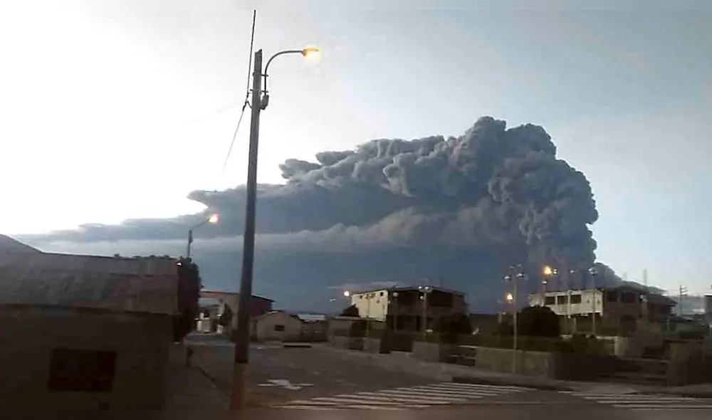 Tres explosiones. La detonaciones del volcán Ubinas tuvieron efecto de bomba atómica. Hay cientos de afectados por las cenizas. Tres explosiones. La detonaciones del volcán Ubinas tuvieron efecto de bomba atómica. Hay cientos de afectados por las cenizas.