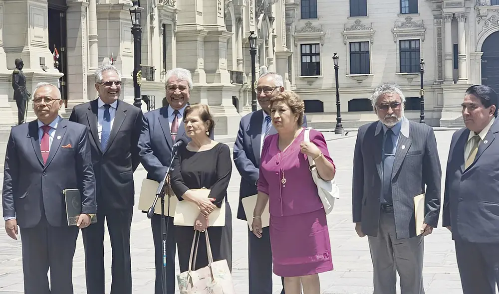 Su grupo. La rectora de San Marcos, Jeri Ramón (de negro), acudió al Palacio de Gobierno junto con miembros de la Anupp. Foto: Vanessa Trebejo/URPI-LR
