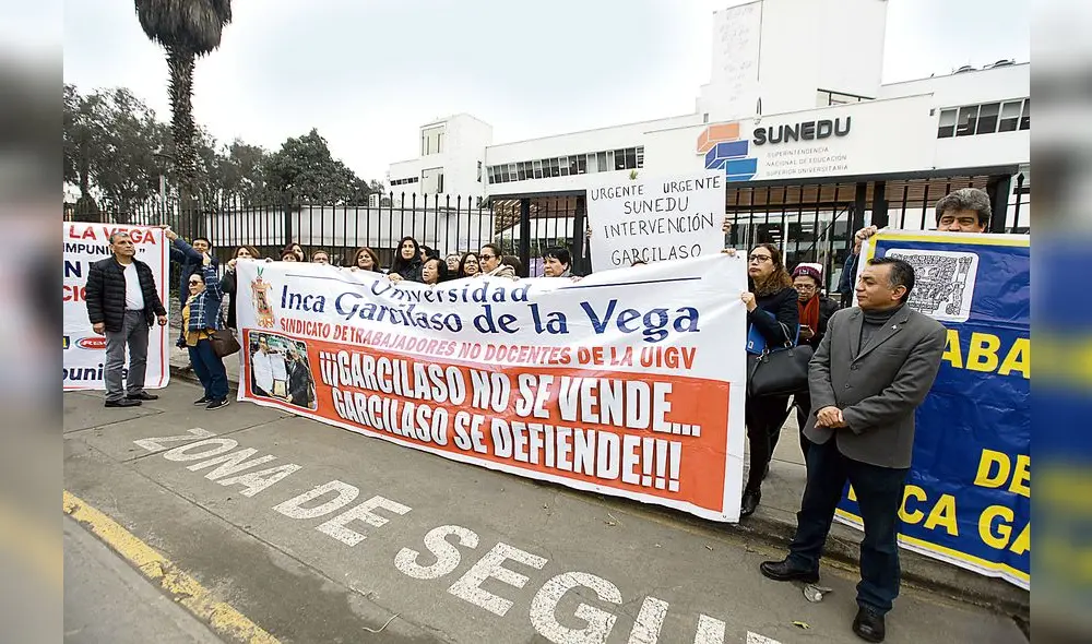 18-07-2019
GRUPO DE TRABAJADORES Y EX EMPLEADOS DE LA UNIVERSIDAD GARCILASO DE LA VEGA PROTESTARON EN EL FRONTIS DE LOCAL EL 18 DE JULIO DEL 2019 EXIGIENDO LA SALIDA DEL RECTOR POR QUE DESDE EL 15 DE JULIO 2019 SE VA A DESPEDIR A UNOS 300 TRABAJADORES VER REPUBLICA DEL 15 DE JULIO DEL 2019 //// UNIVERSIDAD SUSPENDE ADMISION EN 8 CARRERAS E INICIA DESPIDOS DE TRABAJADORES VER REPUBLICA DEL 17 JULIO 2019 ///
18-07-2019
GRUPO DE TRABAJADORES Y EX EMPLEADOS DE LA UNIVERSIDAD GARCILASO DE LA VEGA PROTESTARON EN EL FRONTIS DE LOCAL EL 18 DE JULIO DEL 2019 EXIGIENDO LA SALIDA DEL RECTOR POR QUE DESDE EL 15 DE JULIO 2019 SE VA A DESPEDIR A UNOS 300 TRABAJADORES VER REPUBLICA DEL 15 DE JULIO DEL 2019 //// UNIVERSIDAD SUSPENDE ADMISION EN 8 CARRERAS E INICIA DESPIDOS DE TRABAJADORES VER REPUBLICA DEL 17 JULIO 2019 ///