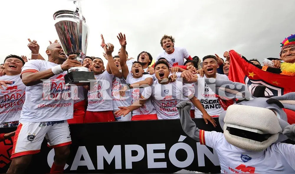 La entrega del trofeo fue lo más esperado por los jugadores del Cienciano.