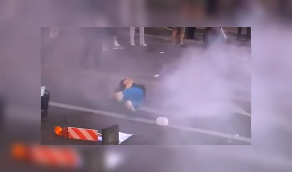 YouTube: Manifestante cae luego de recibir disparo de la policía donde más duele [VIDEO]