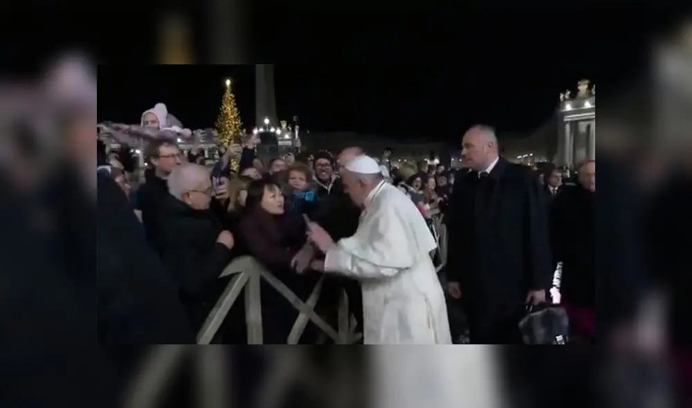 Papa Francisco reprendió a mujer que lo agarró violentamente durante paseo en plaza San Pedro. Foto: Captura