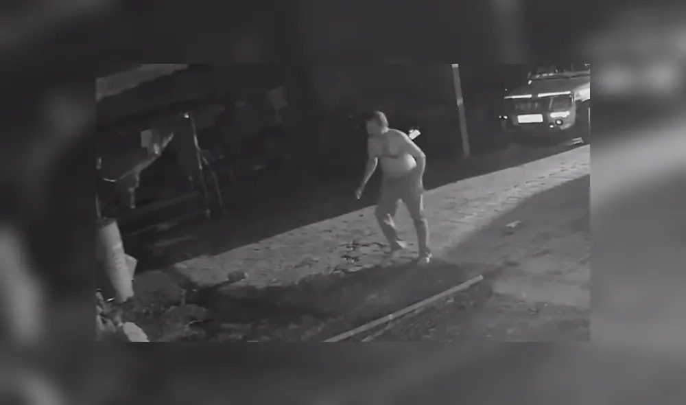 Pasan unos segundos y el hombre se queda parado esperando el resultado de su acción. Pasan unos segundos y el hombre se queda parado esperando el resultado de su acción.