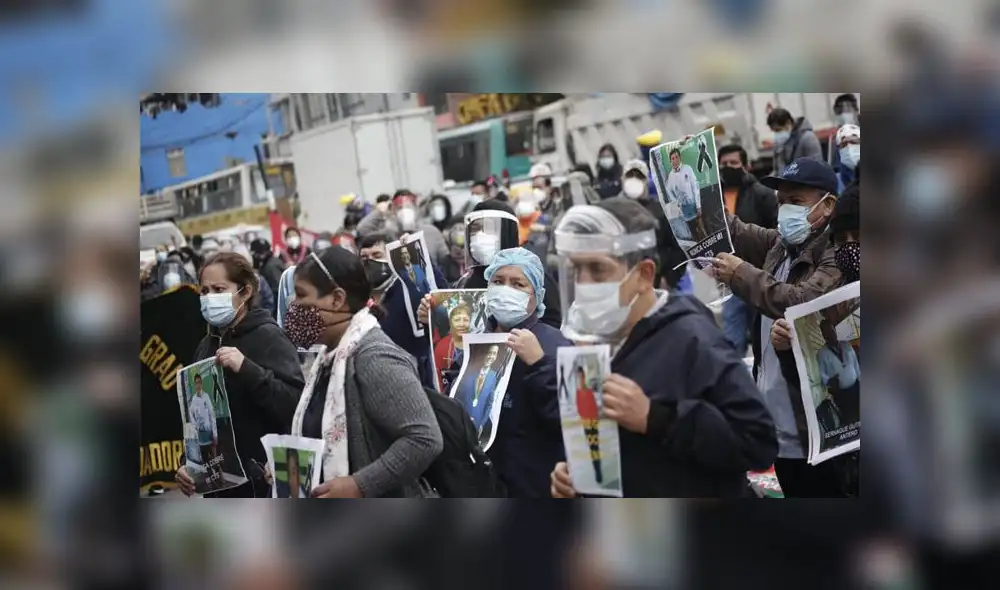 Personal de salud protesta para mejoras en los implementos de bioseguridad, bonos y pruebas. Créditos: Antonio Melgarejo / La República.