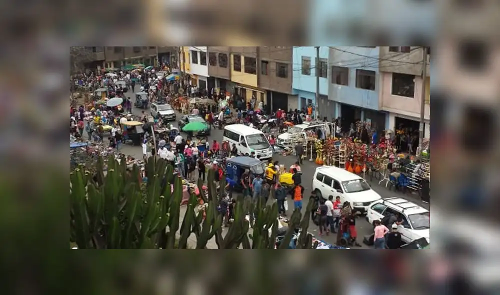 #YoDenuncio: invasión de comerciantes no permite tránsito de personas #YoDenuncio: invasión de comerciantes no permite tránsito de personas