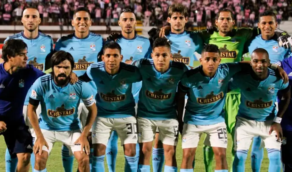 Jesús Pretell comete falta contra Jair Céspedes en el Cusco vs Melgar por la Liga 1. Foto: Prensa Sporting Cristal