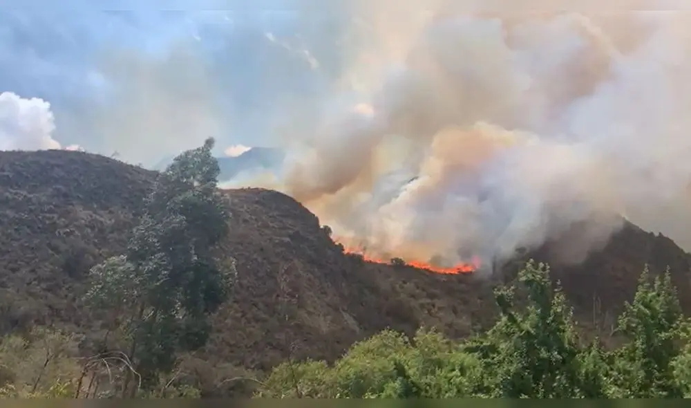 Incendio de grandes proporciones aún no es intervenido. Foto: Captura video familia Bellota Paredes. Incendio de grandes proporciones aún no es intervenido. Foto: Captura video familia Bellota Paredes.