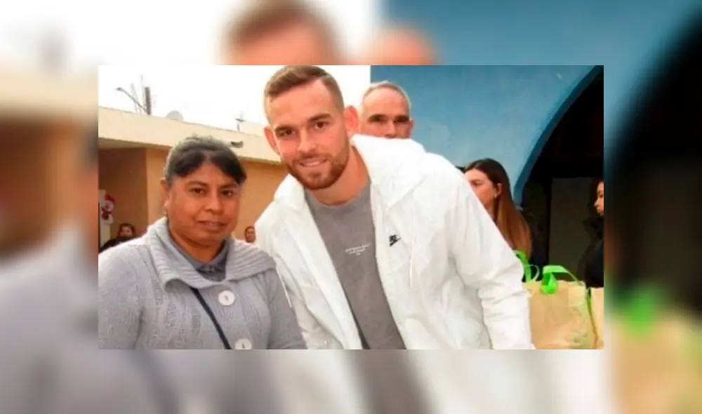 La imagen en la que colocaron su rostro es de una mujer que se fotografío junto al futbolista holandés Vincent Janssen, jugador del club de futbol Monterrey.