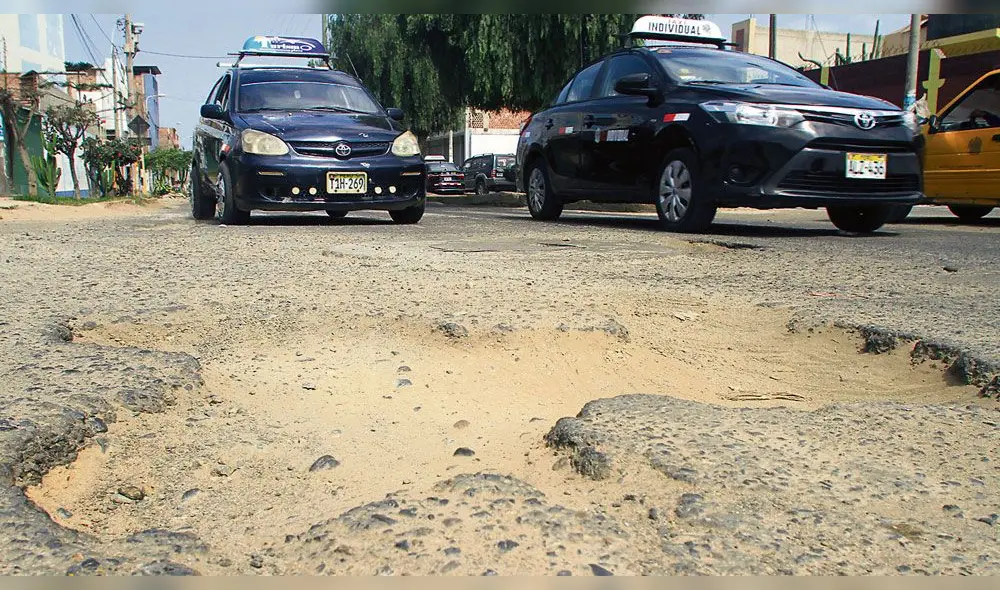 EN AVENIDAS. Como Miraflores, César Vallejo y Villarreal se pueden hallar enormes huecos. EN AVENIDAS. Como Miraflores, César Vallejo y Villarreal se pueden hallar enormes huecos.