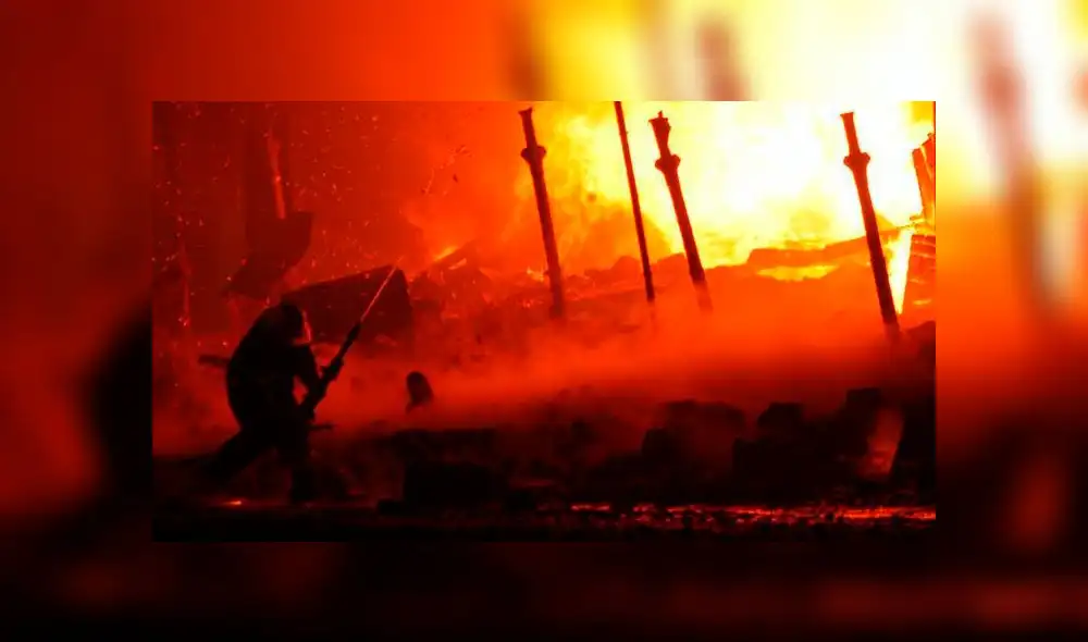 Cercado de Lima: Bomberos resultaron heridos en incendio en casona [VIDEO]