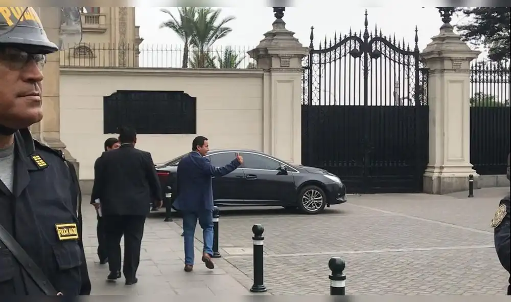 Oficialistas Flores y Meléndez acudieron a Palacio para reunirse con Vizcarra Oficialistas Flores y Meléndez acudieron a Palacio para reunirse con Vizcarra
