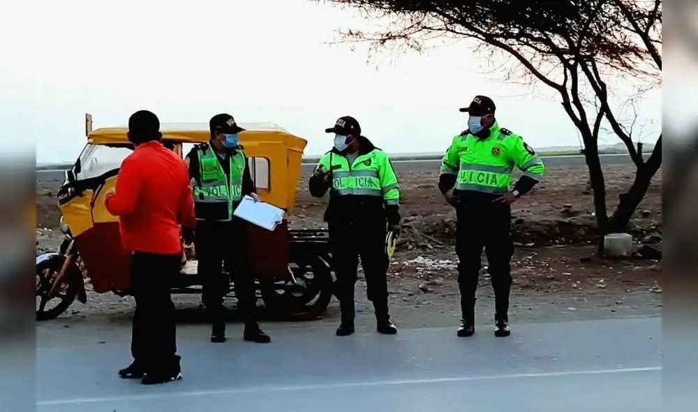 Los policía llegaron hasta el lugar del accidente para detener al conductor de la motocicleta.