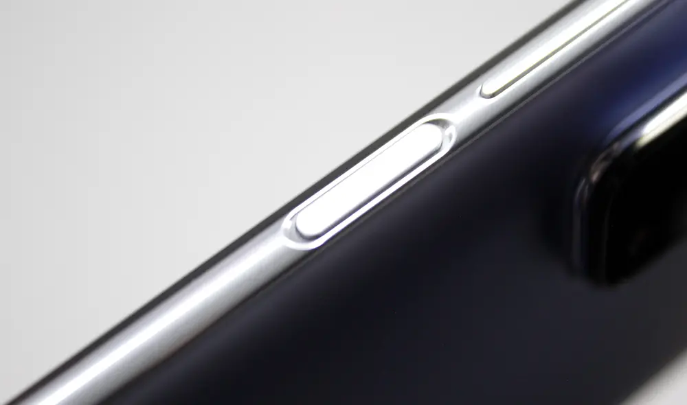 El sensor de huellas dactilares está integrado al botón de encendido. Foto: Carol Larrain