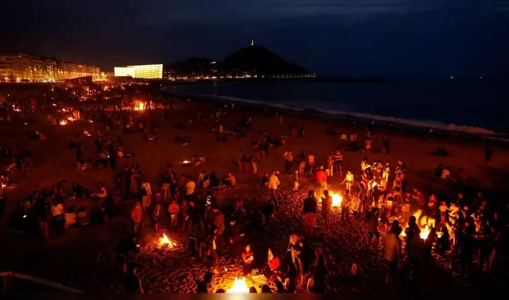 Vista aérea de las populares hogueras de San Juan en la playa de La Zurriola de San Sebastián. Foto: EFE.