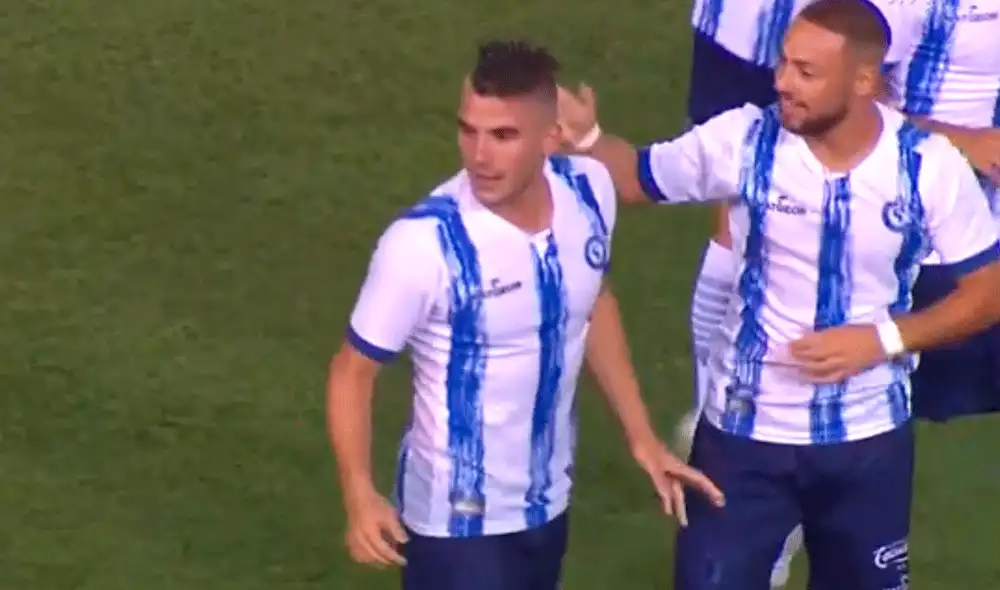 Tomás Fernández marcó el primer gol del partido entre Universitario y Cerro Largo en la Noche Crema 2020. | Foto: Gol Perú Tomás Fernández marcó el primer gol del partido entre Universitario y Cerro Largo en la Noche Crema 2020. | Foto: Gol Perú