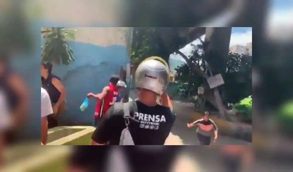 Ciudadanos del barrio El Guarataro en Caracas esperaban a Guaidó. Foto: captura de video. Ciudadanos del barrio El Guarataro en Caracas esperaban a Guaidó. Foto: captura de video.