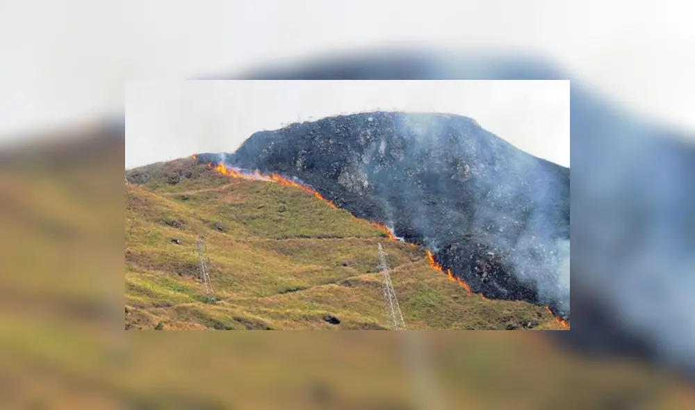 El fuego en el Cerro Calavera aún no se logra controlar desde el viernes. Foto: Sernanp.
