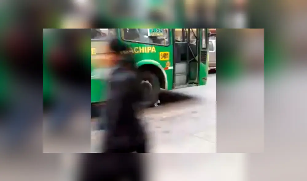 El video viral de Facebook muestra el momento en que un gato intenta suicidarse tras colocase frente a llanta de bus en Huachipa. El video viral de Facebook muestra el momento en que un gato intenta suicidarse tras colocase frente a llanta de bus en Huachipa.