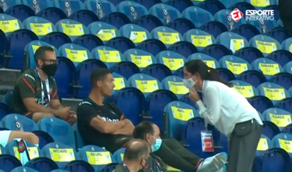 Una organizadora le pidió a Cristiano Ronaldo que use la mascarilla. Foto: Captura/Esporte Interativo