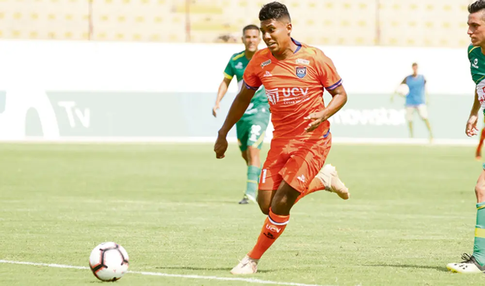 Raziel García, volante de la Universidad Cesar Vallejo.