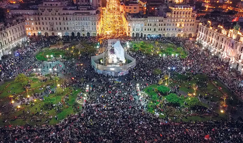 Contundente. Sectores recalcitrantes afirmaban que las protestas serían minúsculas, pero lo cierto es que los ciudadanos salieron a las calles para pedir la renuncia de Merino. Foto: Aldair Mejía/La República Contundente. Sectores recalcitrantes afirmaban que las protestas serían minúsculas, pero lo cierto es que los ciudadanos salieron a las calles para pedir la renuncia de Merino. Foto: Aldair Mejía/La República