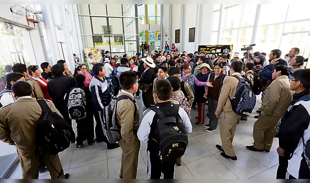 Apafas se movilizan para que docentes vuelvan a clases en Arequipa Apafas se movilizan para que docentes vuelvan a clases en Arequipa