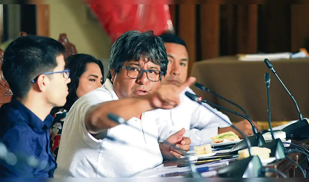 Implacables. Hernán Aquino pidió la intervención de la Procuraduría y acabar con corrupción. José Ruiz mencionó 19 contratos. Implacables. Hernán Aquino pidió la intervención de la Procuraduría y acabar con corrupción. José Ruiz mencionó 19 contratos.