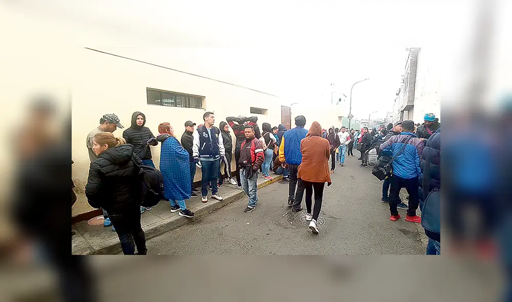 Larga espera. Venezolanos pidieron ampliación de la fecha.