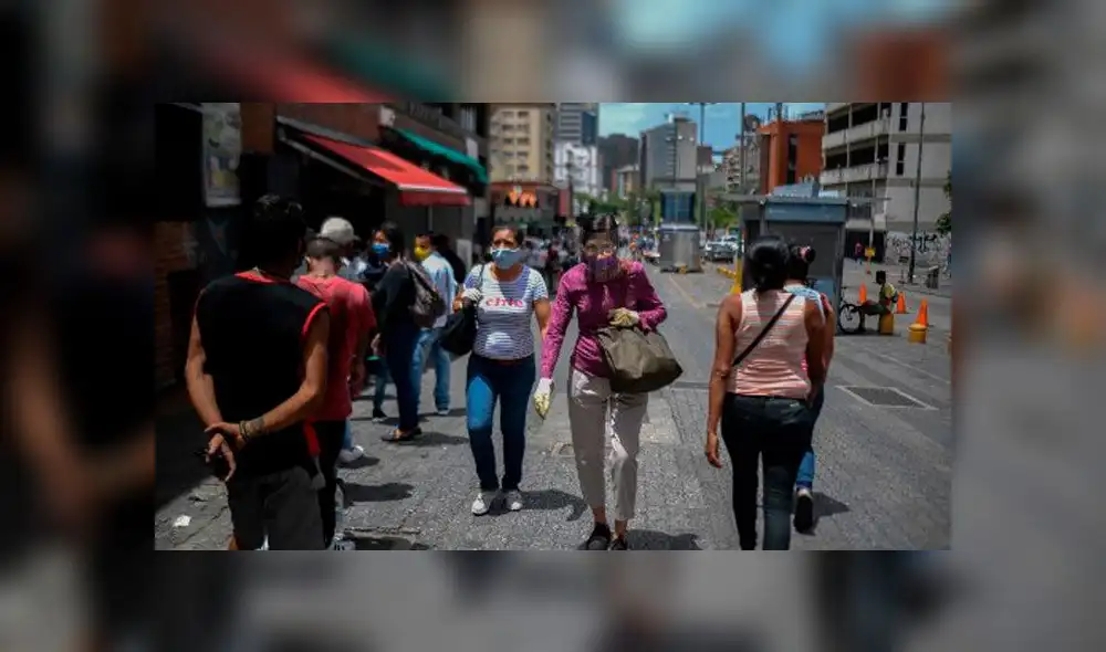 Personas caminan en el Boulevard de Sabana Grande, Caracas, en medio del coronavirus. Foto: AFP. Personas caminan en el Boulevard de Sabana Grande, Caracas, en medio del coronavirus. Foto: AFP.