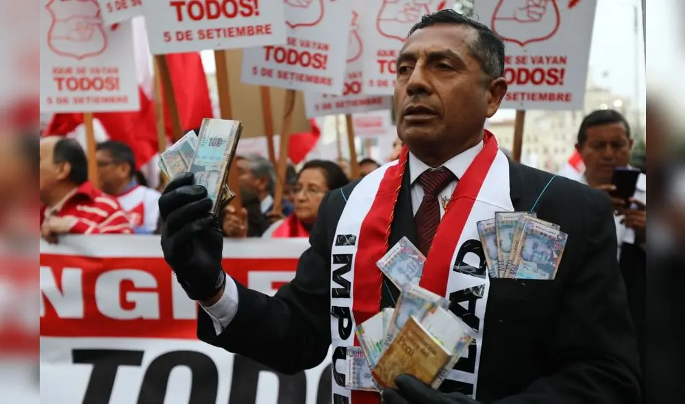 “¡Que se vayan todos!”: las mejores postales de la marcha a favor del adelanto de elecciones “¡Que se vayan todos!”: las mejores postales de la marcha a favor del adelanto de elecciones
