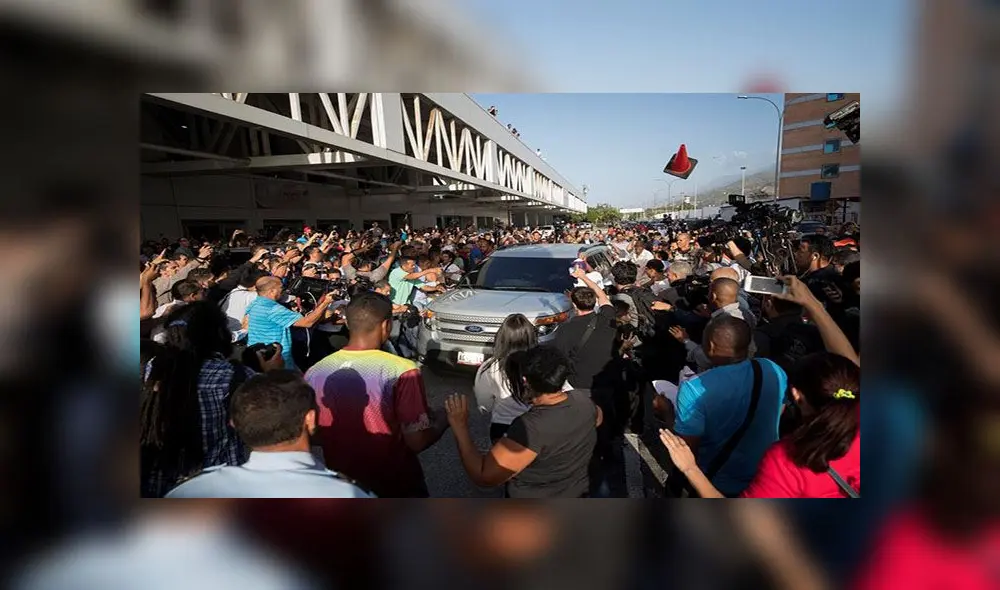 En la camioneta que se fue Juan Guaidó lanzaron todo tipo de objetos contundentes, incluidos unos conos. Foto: EFE En la camioneta que se fue Juan Guaidó lanzaron todo tipo de objetos contundentes, incluidos unos conos. Foto: EFE