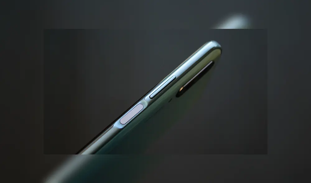 En lateral derecho se ubica el lector de huellas dactilares y el control del volumen.| Foto: Carol Larrain