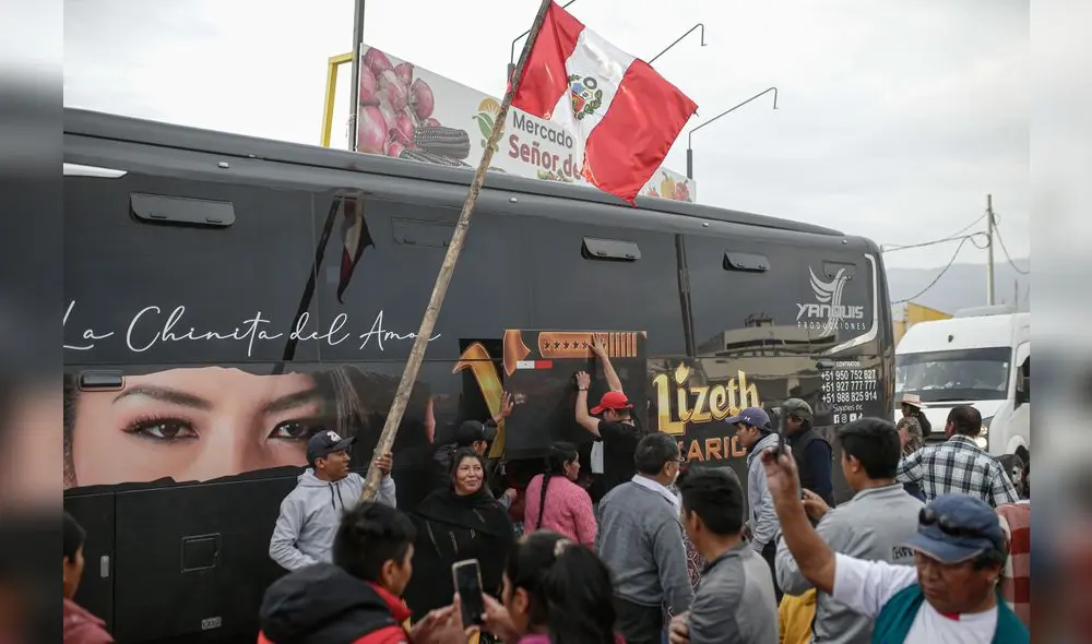 DELEGACIONES DE PUNO RUMBO A LIMA POR MARCHA DE LOS 4 SUYOS EN CONTRA DE DINA BOLUARTE
DELEGACIONES DE PUNO RUMBO A LIMA POR MARCHA DE LOS 4 SUYOS EN CONTRA DE DINA BOLUARTE