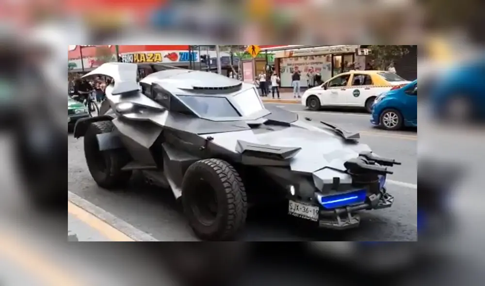 A través de Facebook se hizo viral el momento en que el 'Batimóvil' recorre las calles de México.