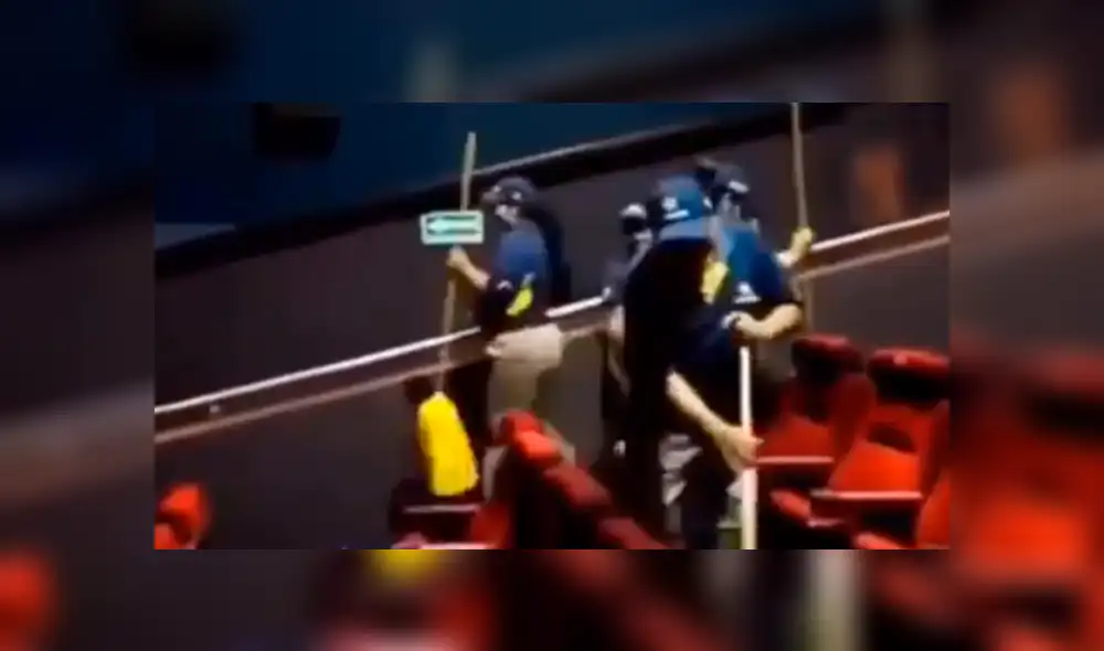 Facebook viral: brutal caída sufre empleada de Cinépolis mientras limpiaba la sala [VIDEO]