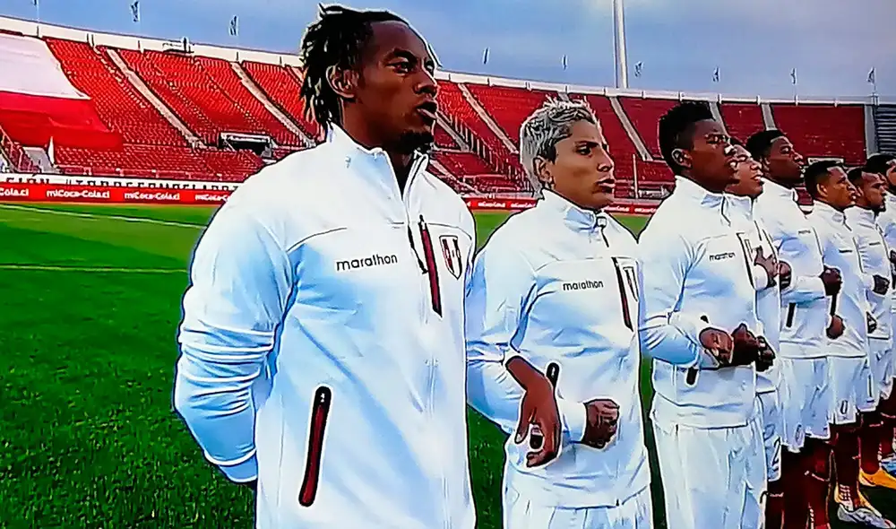 Jugadores de la selección peruana entrelazaron sus brazos al momento de cantar el Himno Nacional. Foto: Captura de América TV Jugadores de la selección peruana entrelazaron sus brazos al momento de cantar el Himno Nacional. Foto: Captura de América TV