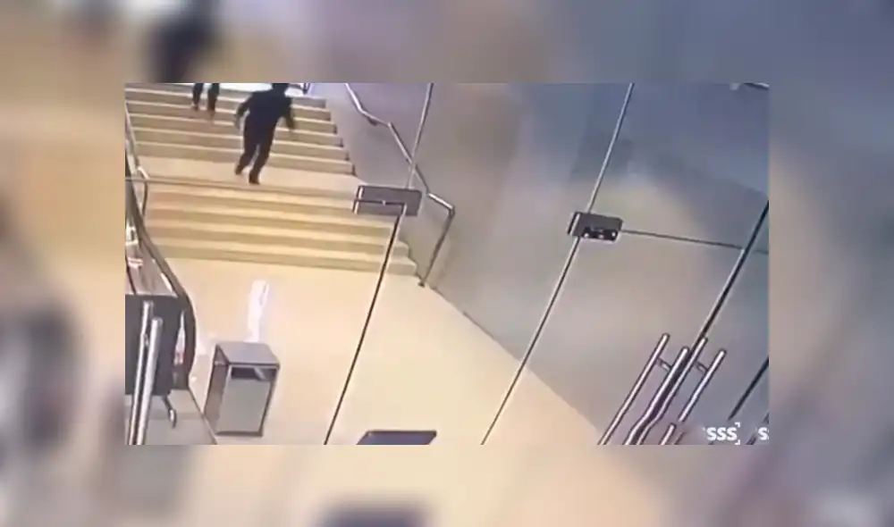 YouTube viral: joven se estampa contra puerta de vidrio y termina rompiéndola en mil pedazos [VIDEO] 