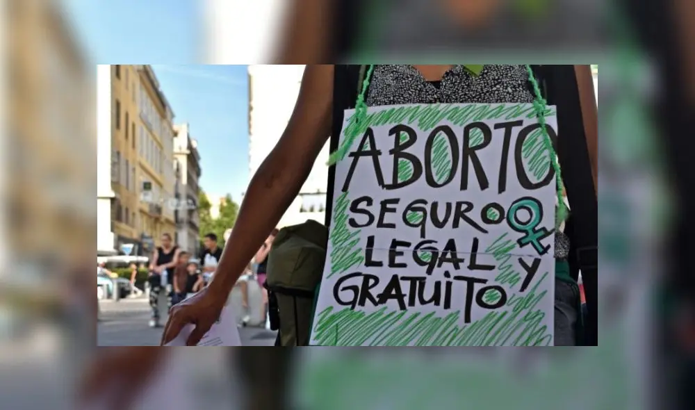 ¿Qué significa el pañuelo verde que las feministas peruanas atan a sus mochilas y carteras?